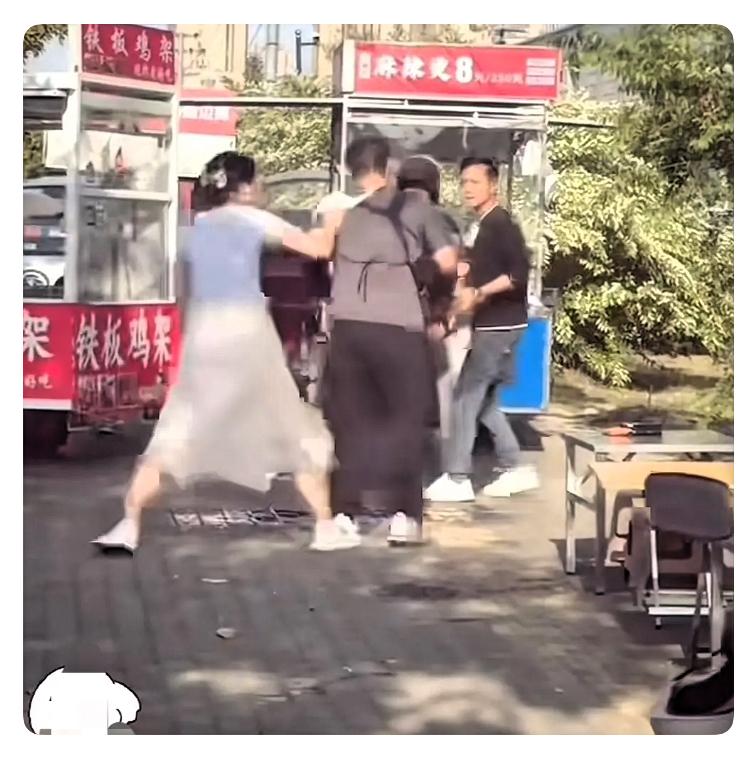 一个女人能当众脱下内裤套在别人头上，这样的行径，内心实在是下作至极。

俗话说“