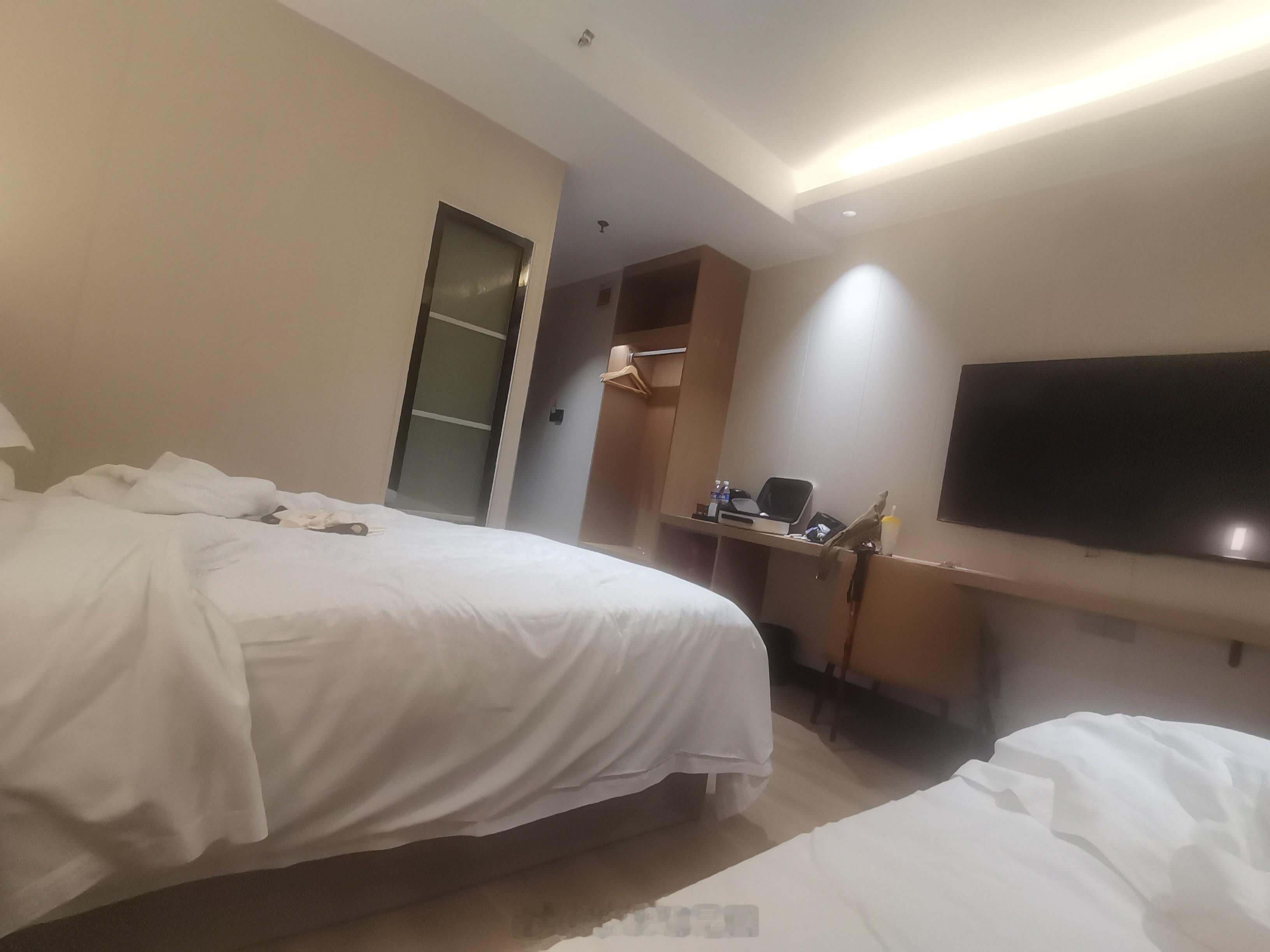 回到房间，洗完澡澡……，发会儿饭懵懵……然后就💤觉觉…… 