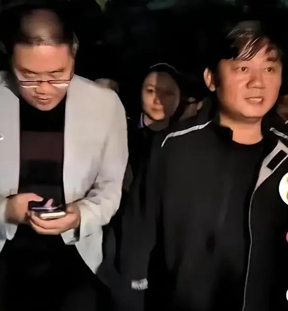 这世界就是这样现实，当一个人的身份实现转变，别人对他的态度也会急剧地变化，以前张