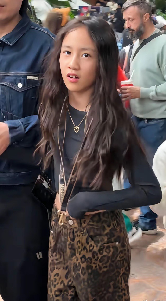 黄多多妹妹黄少艾才13岁，也是个小美女。 