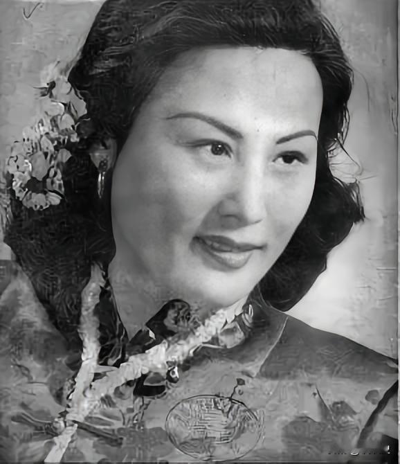 1942年，青帮头目吴四宝被日军毒死，他的老婆佘爱珍哭得死去活来，早已垂涎其美貌