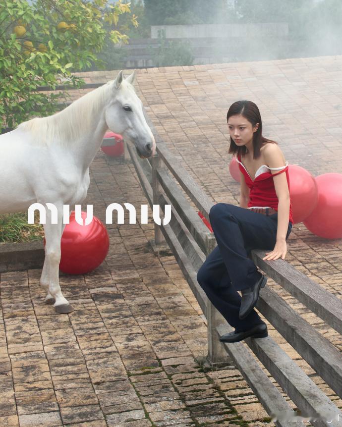 最新曝光的 MiuMiu 大片里，赵今麦身着马年红裙出镜，裙身同色徽标彰显品牌辨