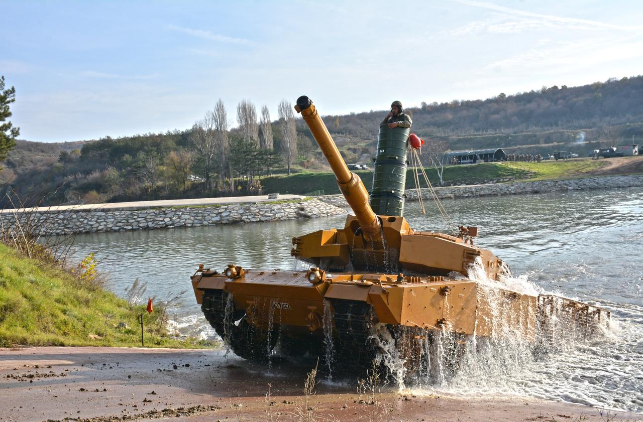 土耳其第一装甲旅进行渡河训练，话说我军现在还有坦克潜渡的训练么，好像一直没见过 