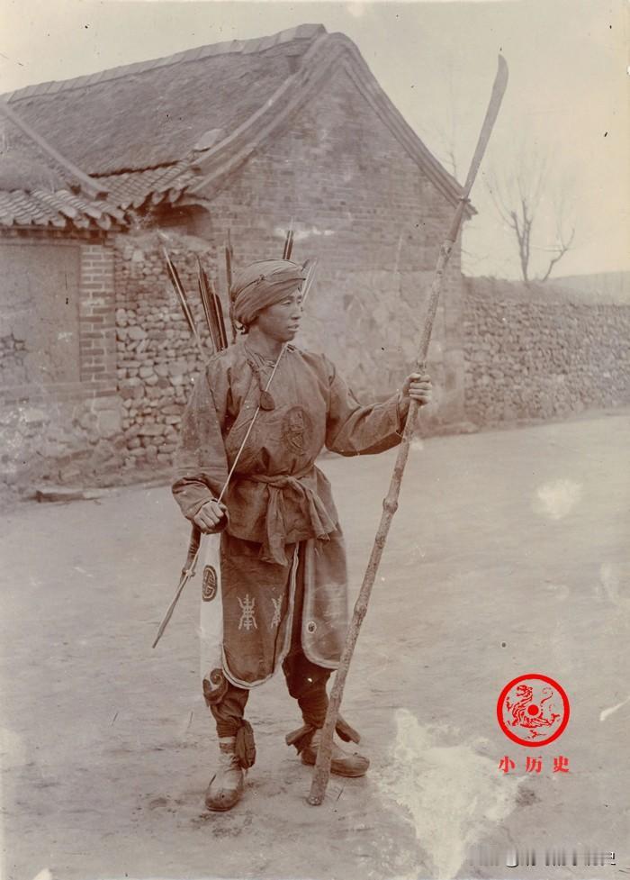 晚清老照片：庚子事变时期的义和团战士。他头上缠裹头巾，上穿短袄，腰系布带，下穿阔