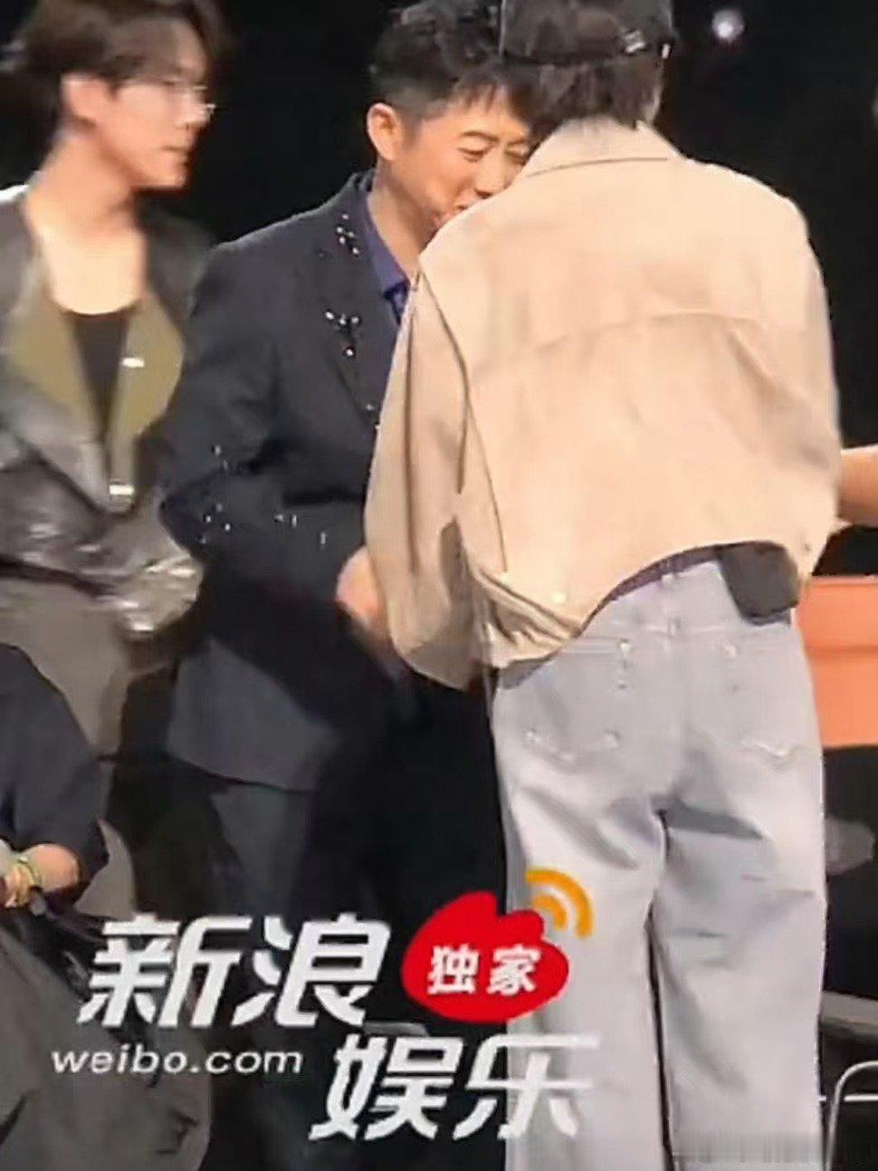 I人窦靖童歌手开启社交模式歌手歌单现场趣味互动不断，I人努力融入圈子，主动问候众