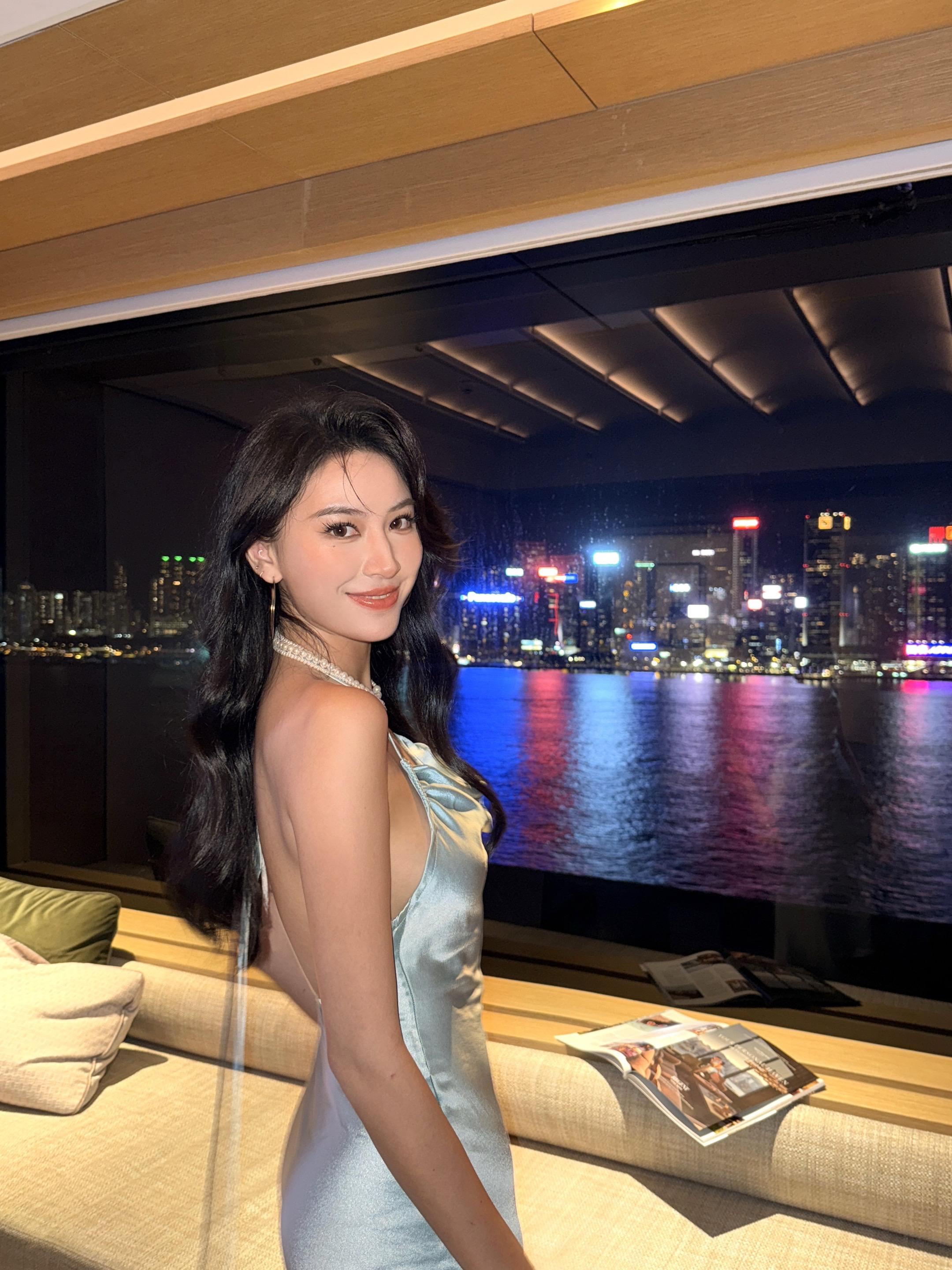 国庆丨丽晶的窗，是欣赏维港烟火最好角度✨。HK丽晶的含金量真的还在上升...