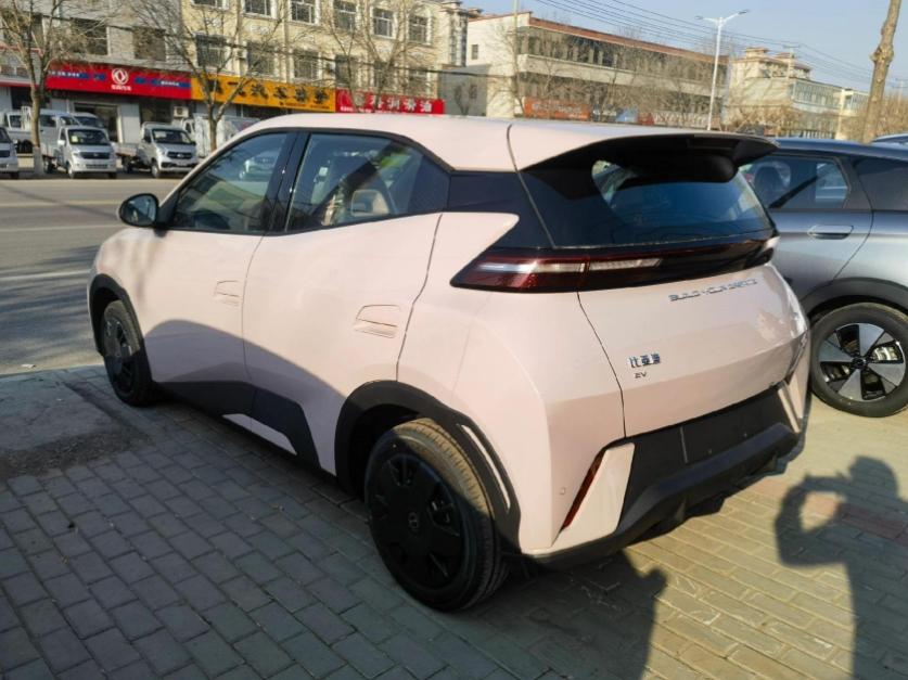 年收入30万，给你一个买车建议。
还没有结婚的年轻人建议买特斯拉Model Y，