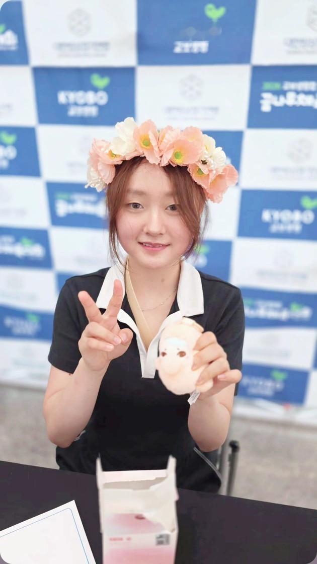 签名会的萌萌彩然✌️(๑• . •๑)🌸金彩然chaeyeonkim