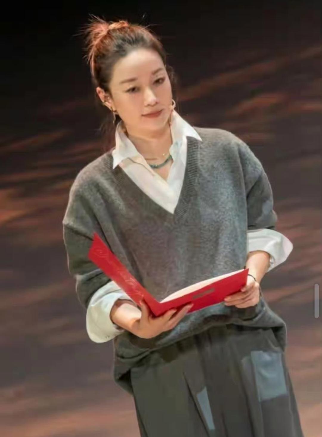 马伊琍新发型让人眼前一亮，49岁状态像30岁，美的更突出了。