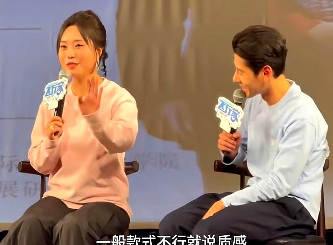 路演现场，蒋奇明一句“国泰民安”把李雪琴夸成“又富又安全”。全场笑翻，李雪琴秒接