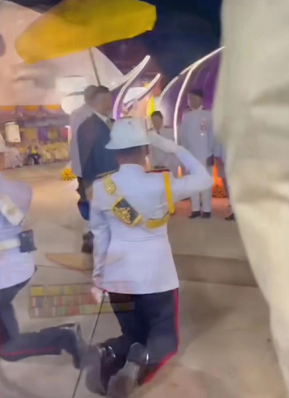 泰国习俗你会支持吗？
网友1说:一个文明的社会，不应该有下跪这种礼仪！除非长辈