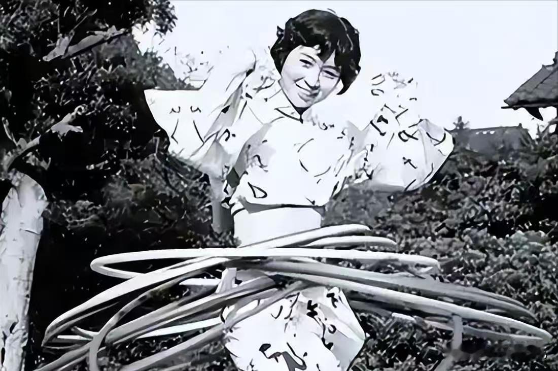 他心软不忍处死日本女俘虏，便带她到老家成亲相守33年，直到最后才知道：媳妇竟是身