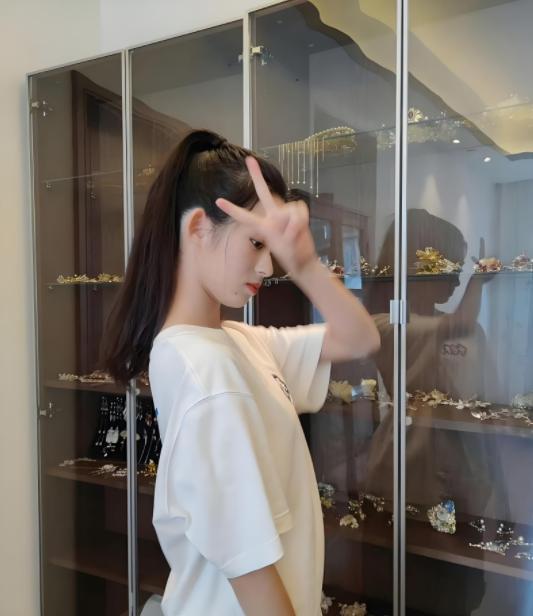 黄杨钿甜，一个在娱乐圈里被奉为“明日之星”的女演员，竟然戴高仿的假耳环，官方的再