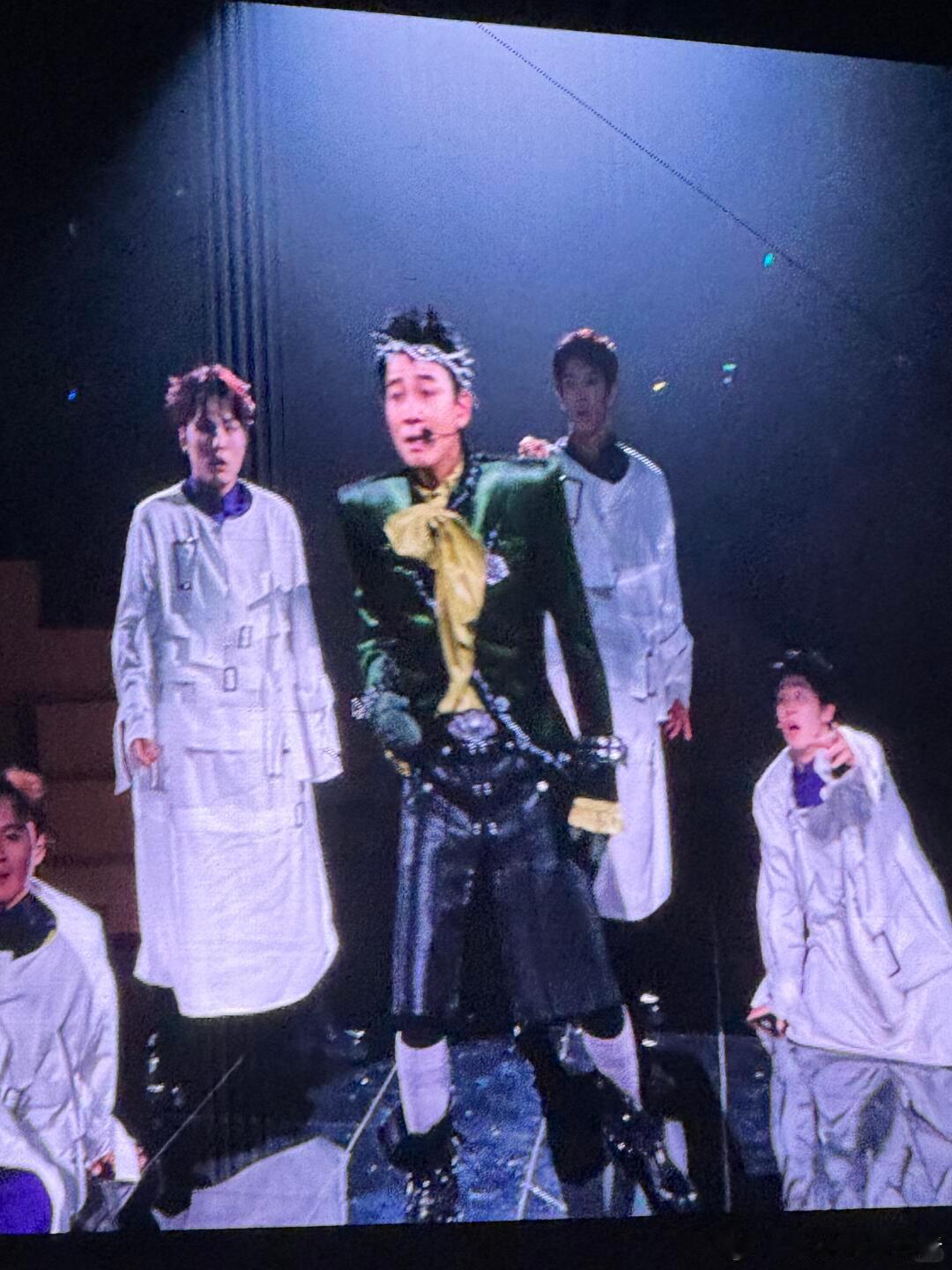 陈小春四面台上座率还得是陈小春啊，就这个上座率谁看谁不佩服呢，实力和状态还是非常