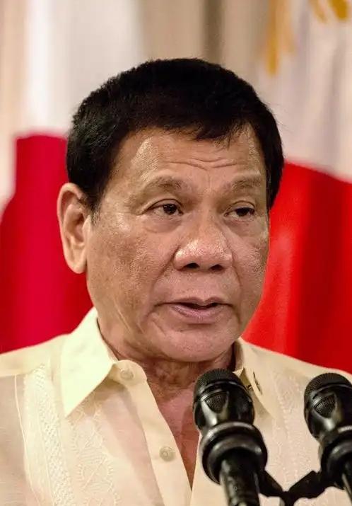 外媒炒作菲律宾曾经警告中国，称若中国继续在黄岩岛附近维持解放军相关存在，菲律宾将