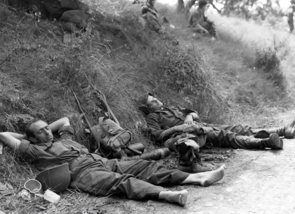 1944 年 8 月，法国布里尼奥勒，第 3 步兵师的士兵在通往布里尼奥勒的公路