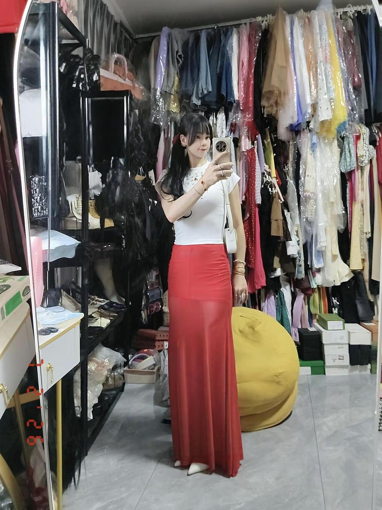 每天换上美美的衣服站在镜子前看着镜子里那个自信漂亮的自己都会反复爱上自己告诉自己