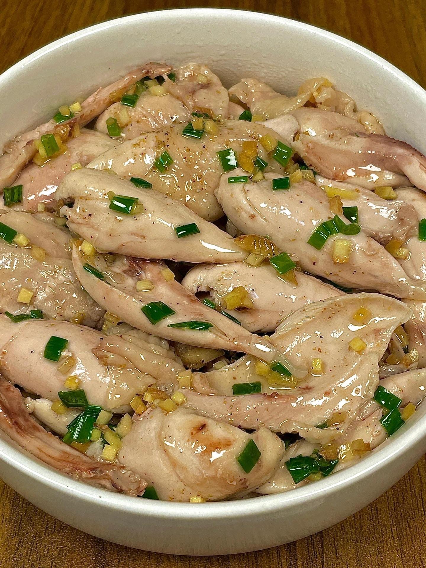 超简单葱姜鸡腿，赶快去试试。夏天来了，凉拌一份姜葱鸡腿！ 一出锅就被一...