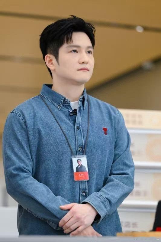 樊振东随便一穿都这么帅，真的帅的人家有心事了  