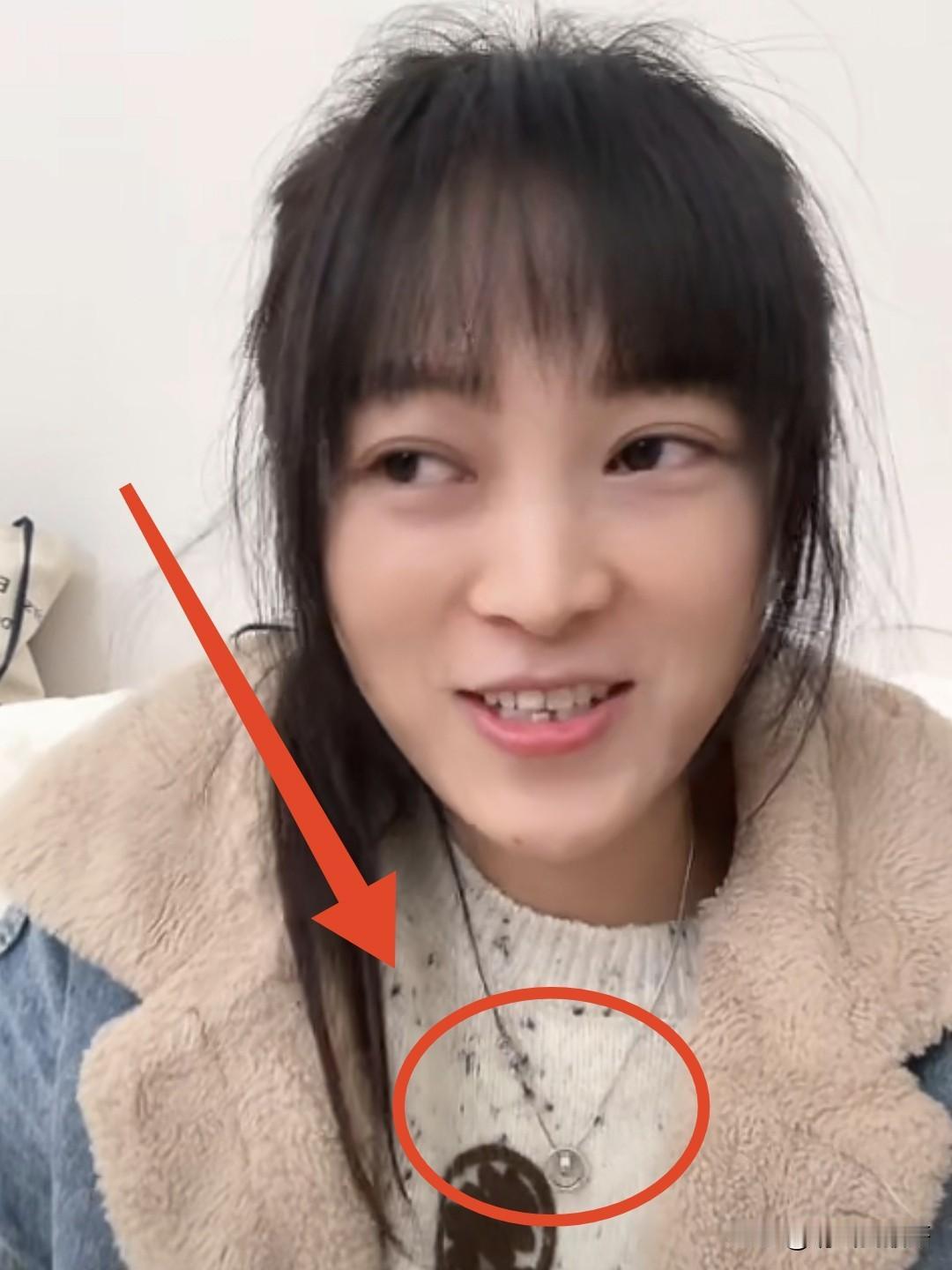 以呆呆这次直播首秀10W++的流量，我可以断言，今晚她戴的这个项链和她身上穿这个