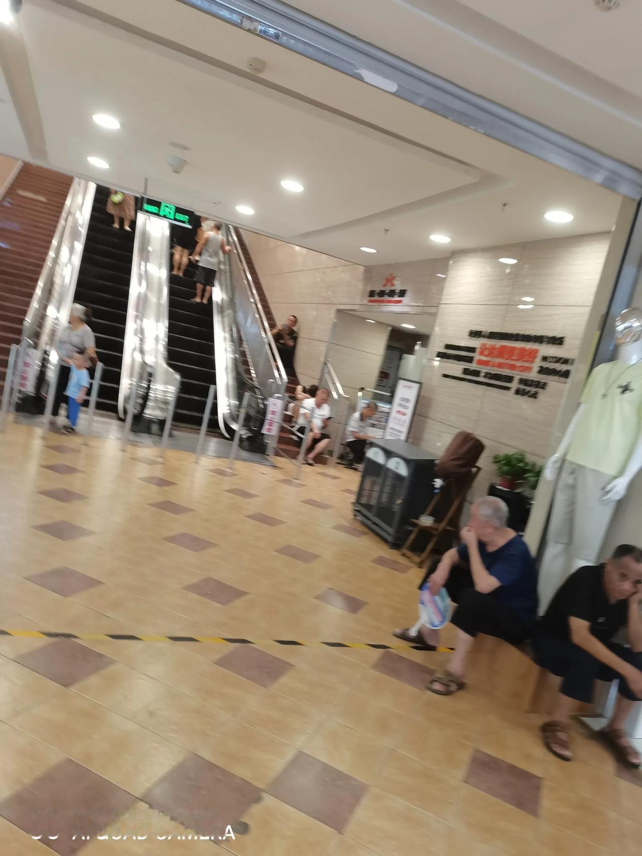 楼下是一家大型超市，夏天的傍晚，每当晚饭过后，总有一些老年人，或坐在梯子上，或围