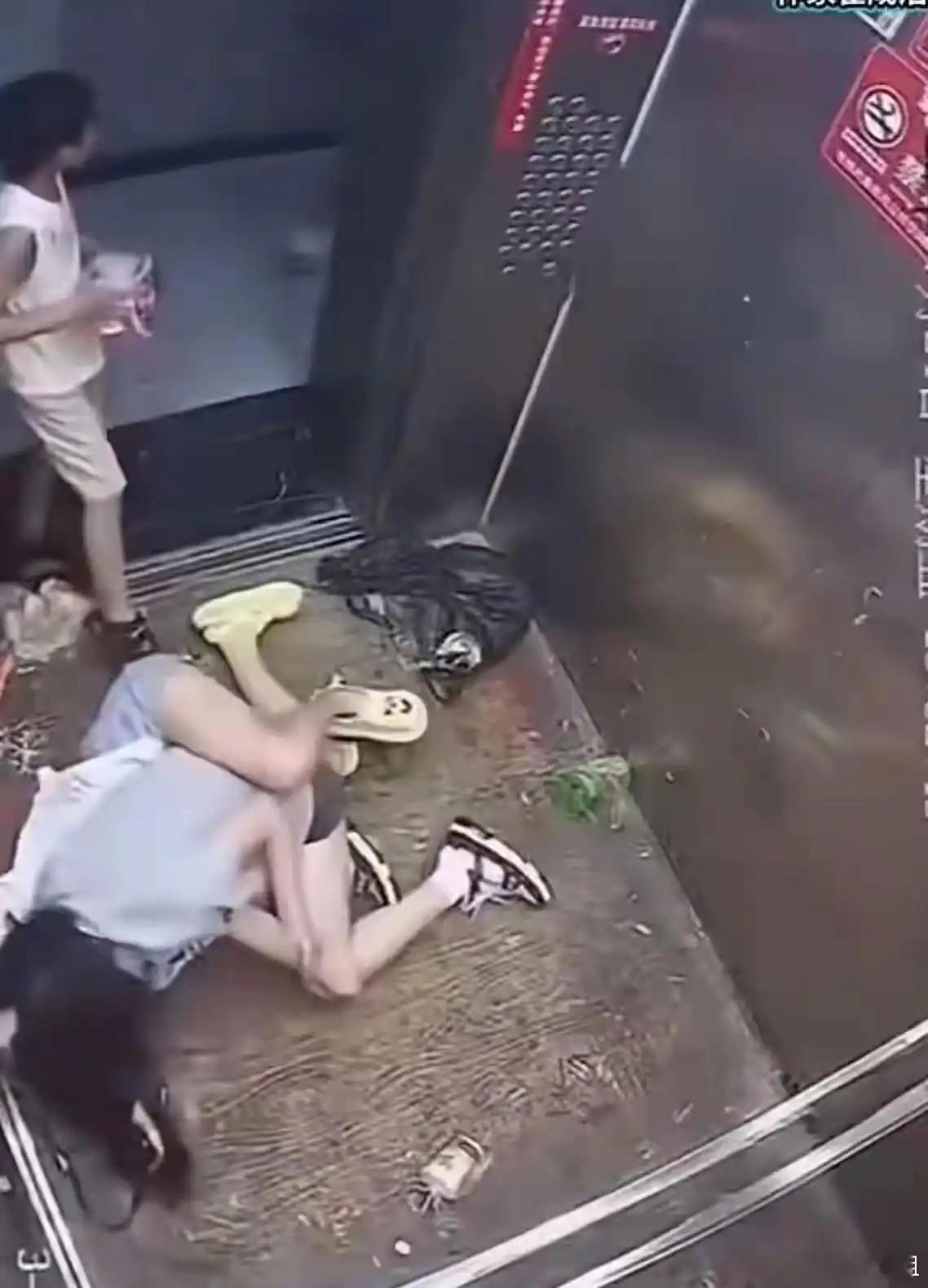 今天，全网被一段电梯互殴的视频刷屏了。视频里一名年轻的女孩搭乘电梯下楼，电梯在其