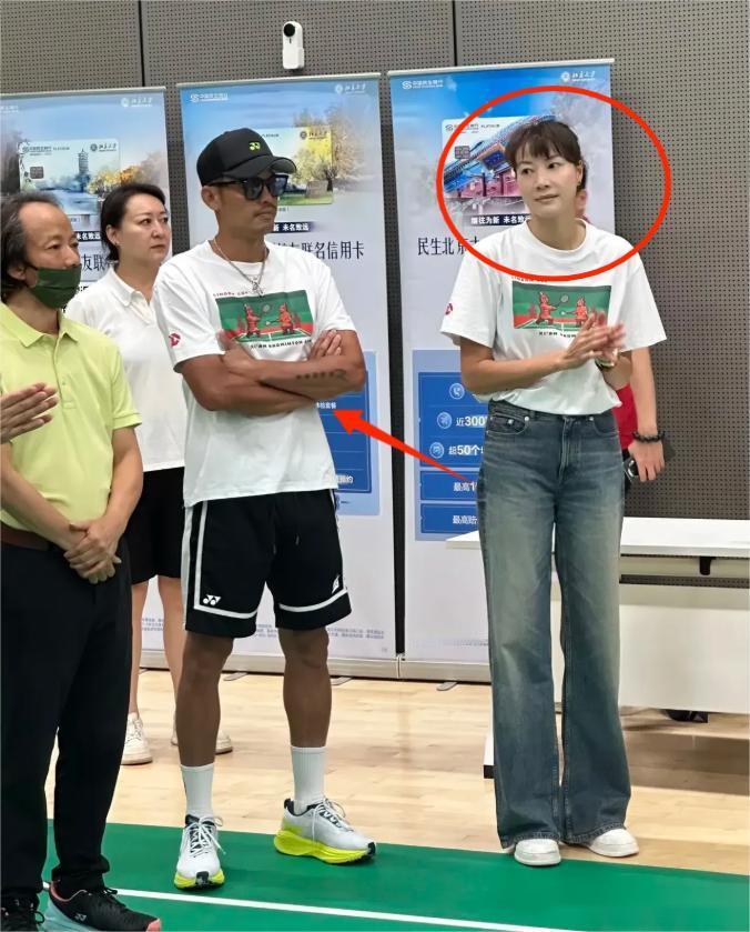 出轨门后，林丹与谢杏芳的状况，把中年夫妻关系体现得淋漓尽致：

前两天深圳一个体