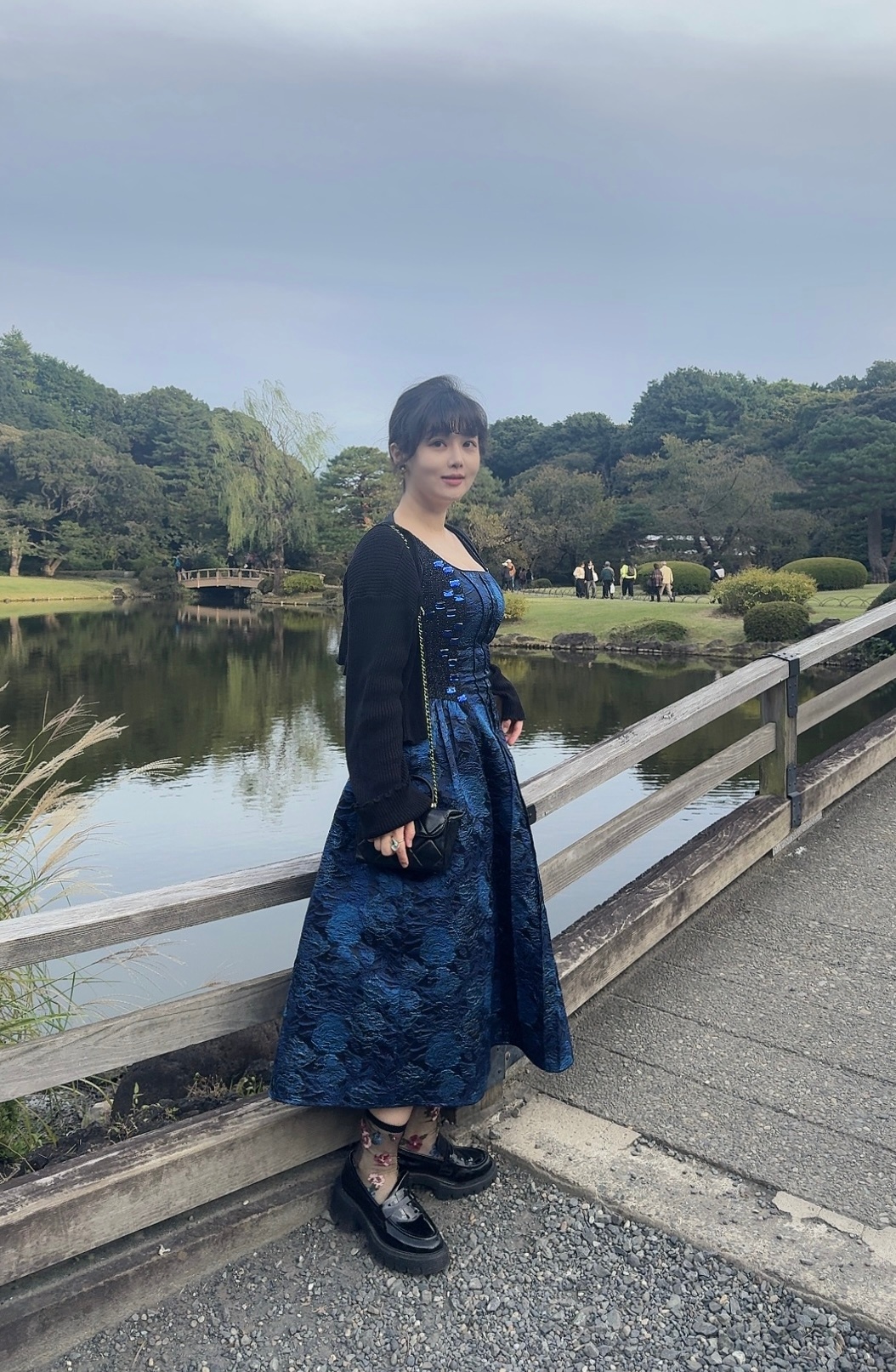 非常喜欢这条裙子！有一种老公快死了心情十分沉郁但还是忍痛出来偷情的故事感。  ​