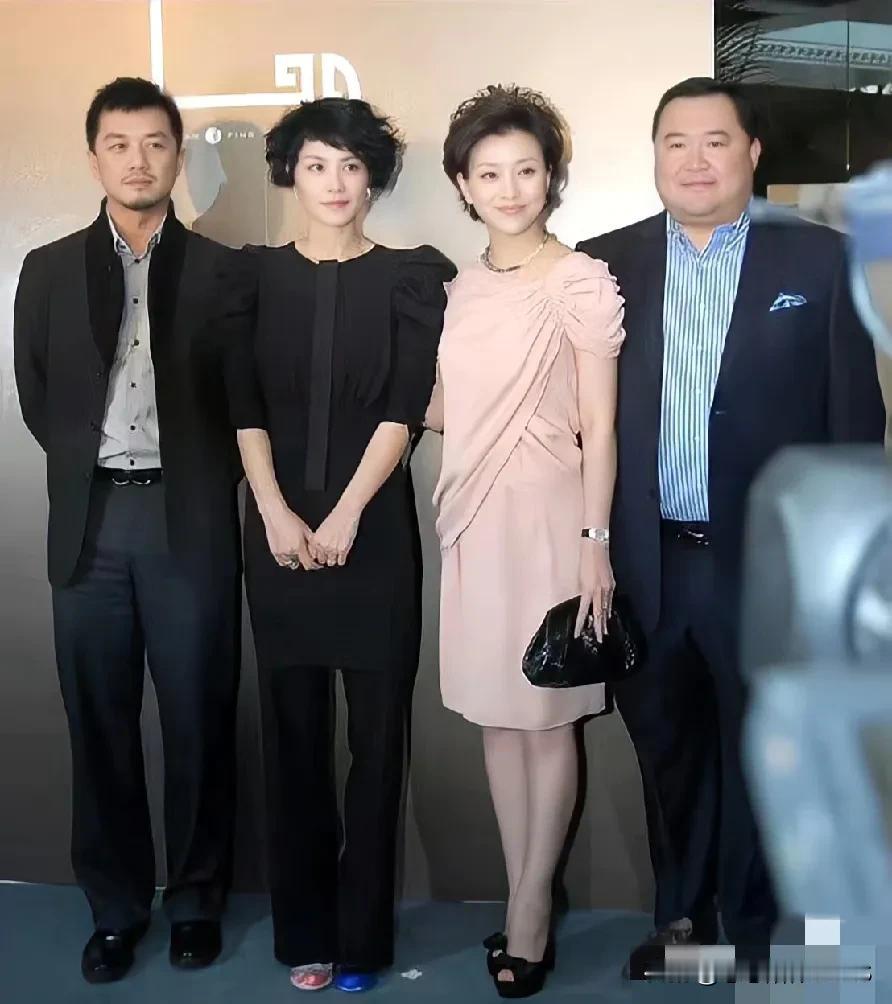 顶锅盖说一句哈，我觉得这组照片里，杨澜看起来比王菲还要好看呢。王菲和李亚鹏在一起