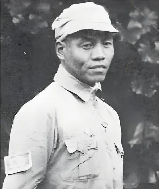 1933年，红九军军长何畏拔出手枪，对准作战科长周希汉的脑袋，“砰砰砰砰砰”连开