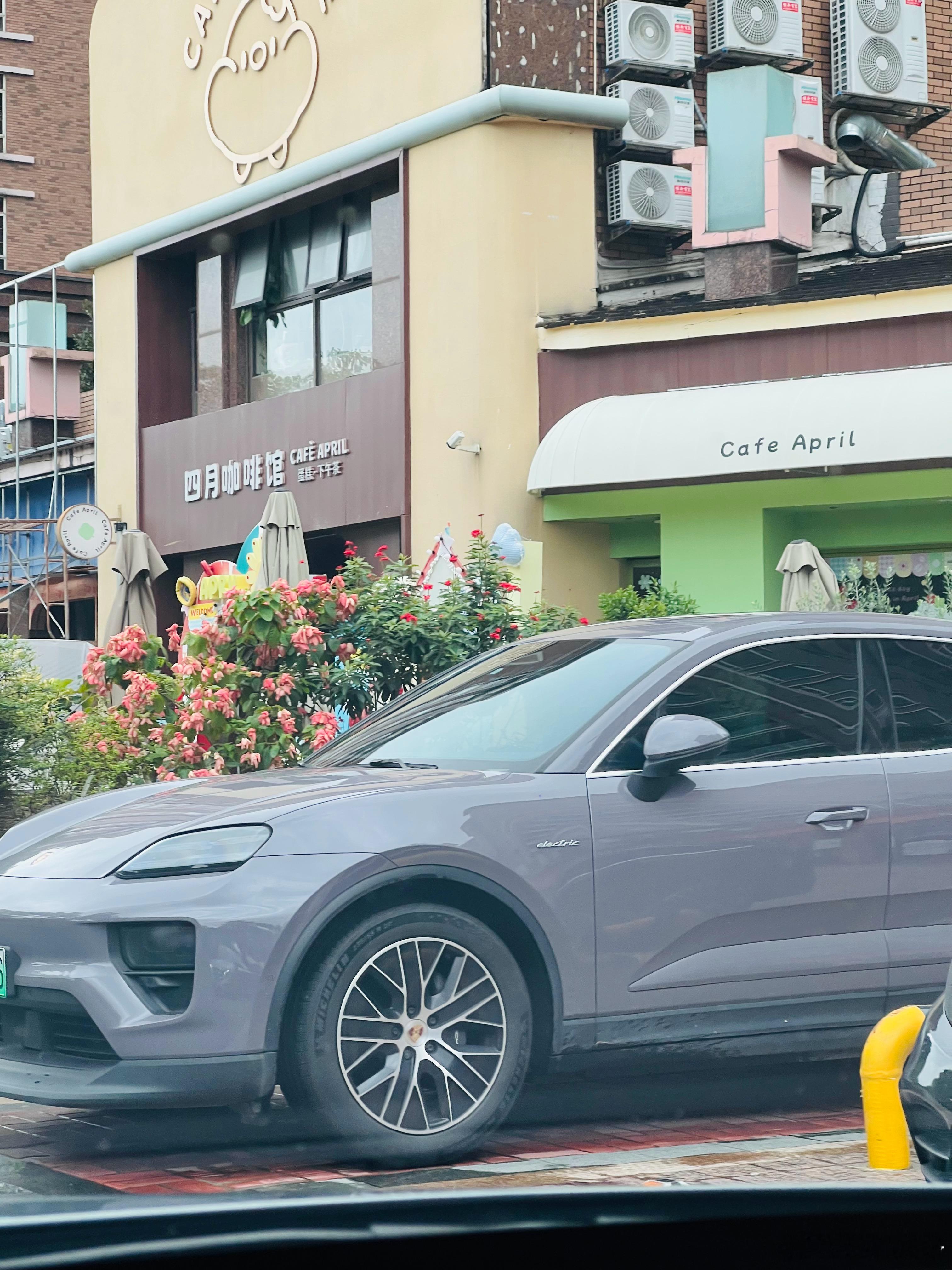 每次偶遇野生保时捷电动Macan，都是在环境比较好的居住生活区，且无一例外。好的