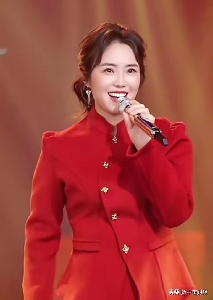 云朵演唱的《苹果香》，有人觉得唱得极为出色，也有人认为唱得糟糕透顶。如此巨大的差