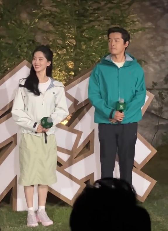 刘诗诗胡歌线下同框出席品牌活动～

这不是我们龙葵景天吗？

两人都是我喜欢的演