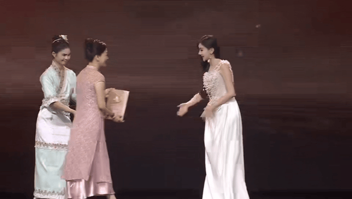 啜妮首位登封ELLE印尼中国内地演员ELLE印尼专访里的啜妮格外从容，慢热宅系却