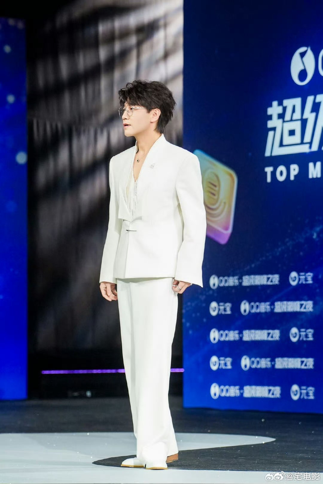 王铮亮红毯自己给自己唱BGM 别人走红毯凹造型，亮哥直接开唱，戏腔+蓝精灵混搭，