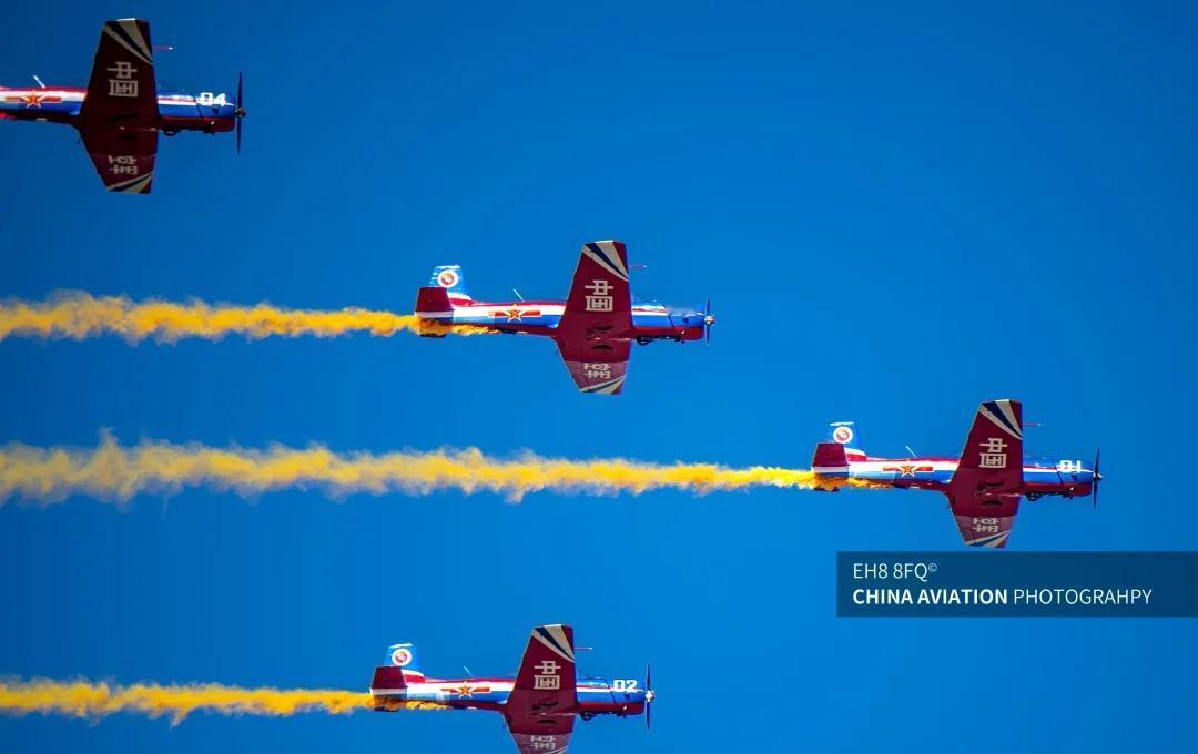 编队飞行的初教6
2025年长春航展上，天之翼飞行表演队的4架初教6拉烟编队飞行