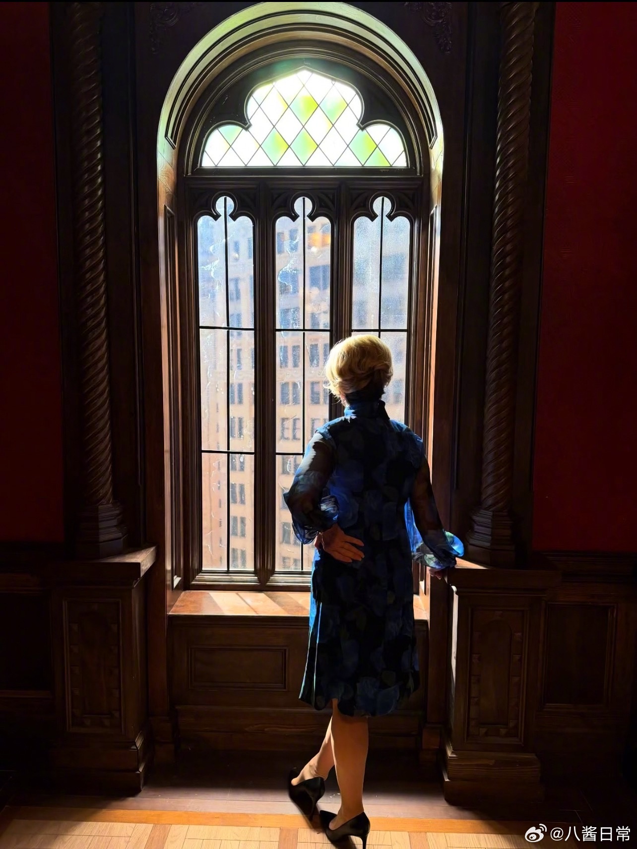 《美国恐怖故事》第十三季开拍，“兰姨”杰西卡兰格现身片场。本季将是女巫团的拓展延