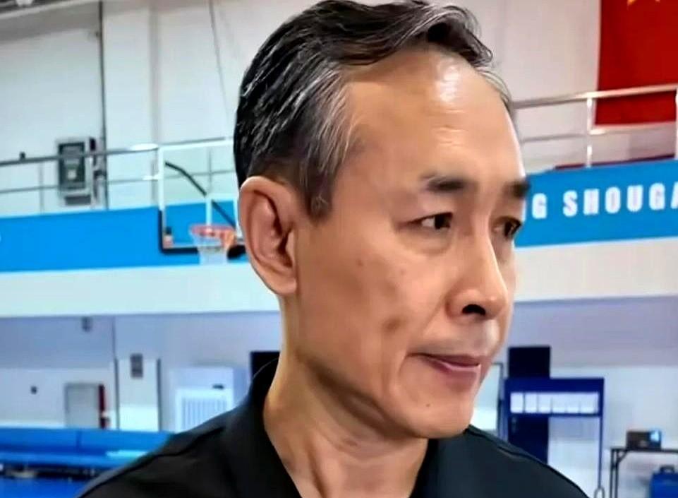 内线漏风，外线铁铁，外援还不如对手一半硬。
开局三连败不是命不好，是牌太差。
球