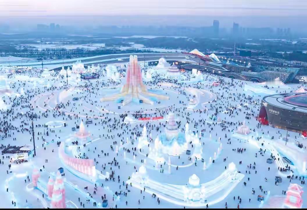 哈尔滨冰雪大世界无疑是冬季的一大奇观，宛如进入了一个童话般的冰雪王国。这里的冰雕