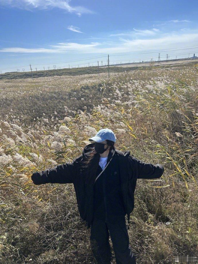 杨幂小雪晒出游照 