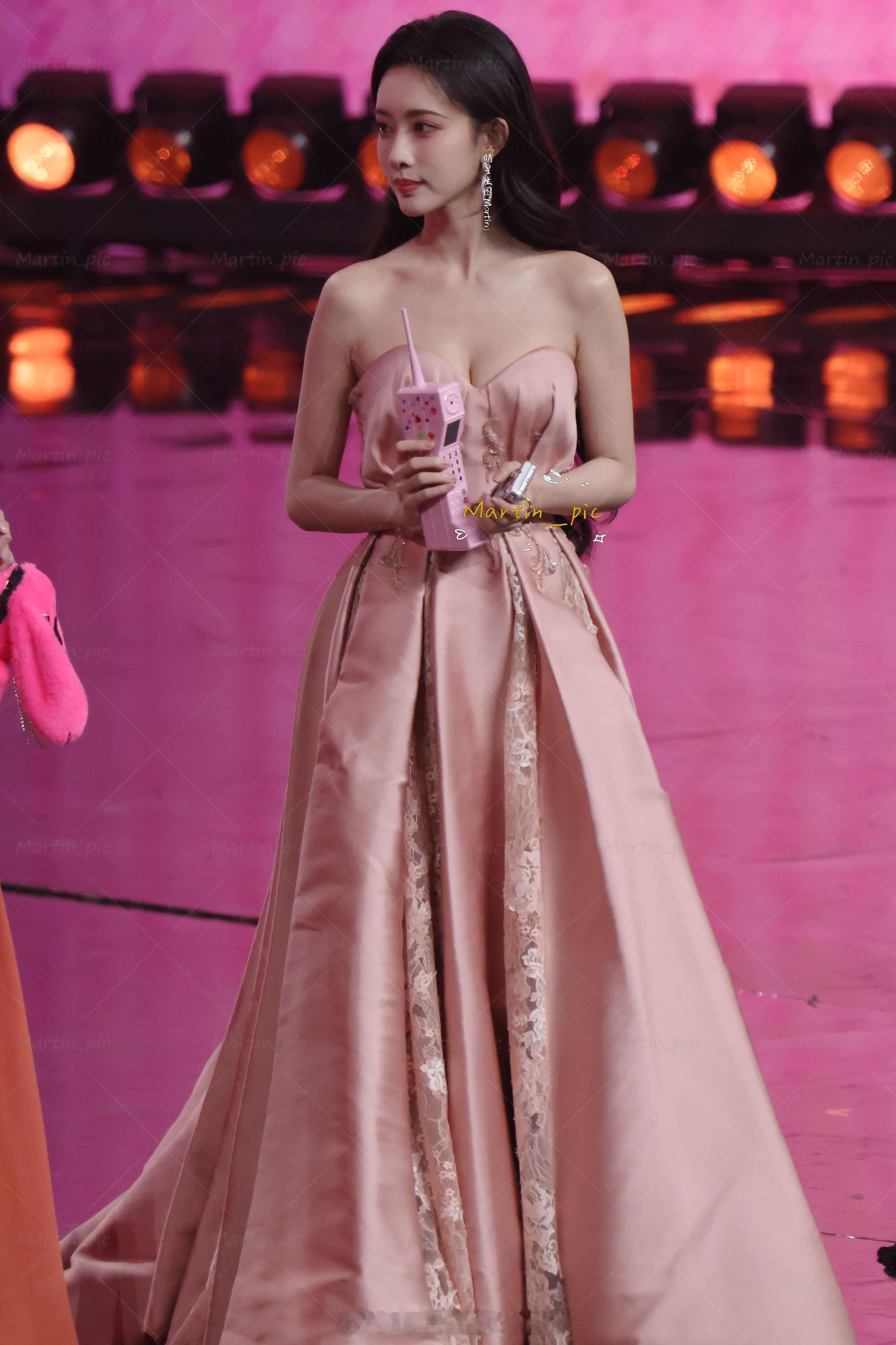 孟子义 孟子义微博之夜内场生图粉色公主裙～孟姐真的人比花娇孟子义周也就差亲上去 