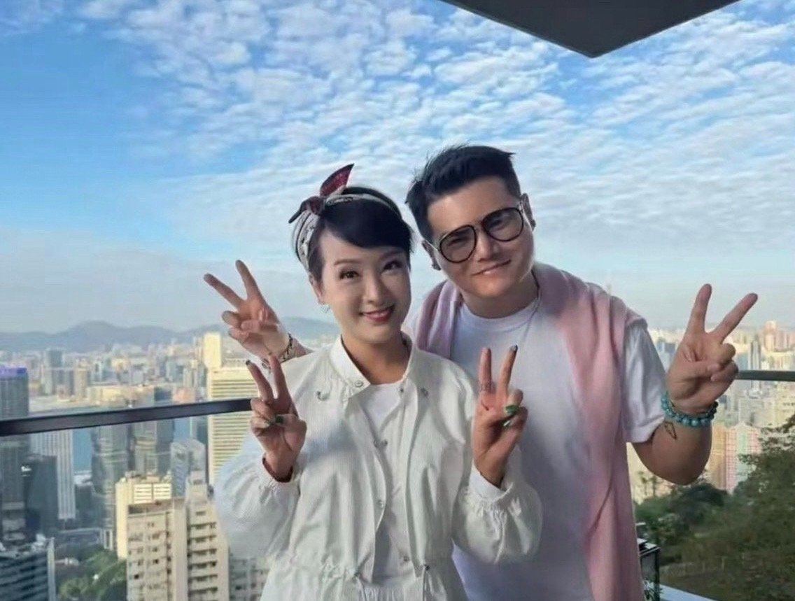 谢霆锋妈妈狄波拉76岁大寿，身边是小11岁男友江耀城。 ​​​