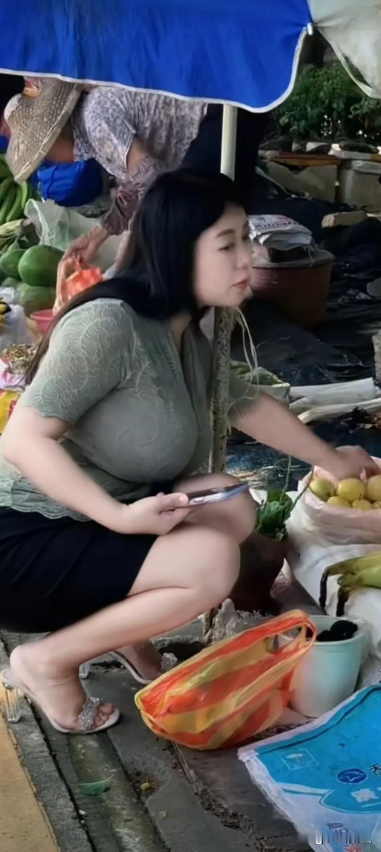 💥你们买菜时有没有遇到过这样的大阿姨？她们常在路边摊挑选新鲜食材🥬！路边摊虽