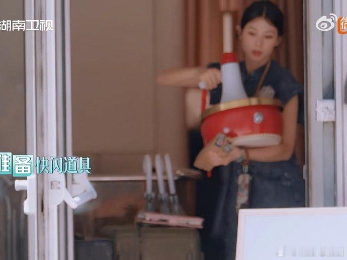 赵昭仪太能张罗了巴黎合伙人名场面 看到有人找不到报名处，她立马放下手里的礼包，拿