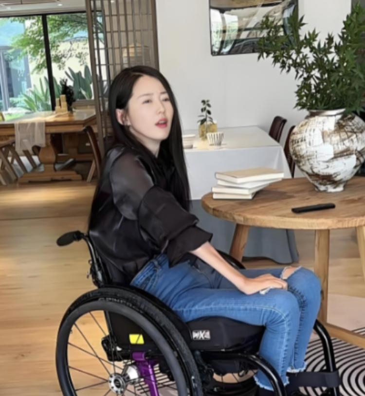 河南一位女教师因病瘫痪，后遭丈夫离弃。多年后，她曾教过的学生赶来承诺：“老师，往