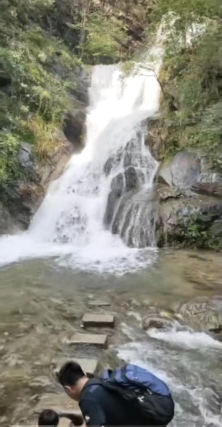 山坳深处的风景自然风光潺潺流水，大山深处的景色非常美。