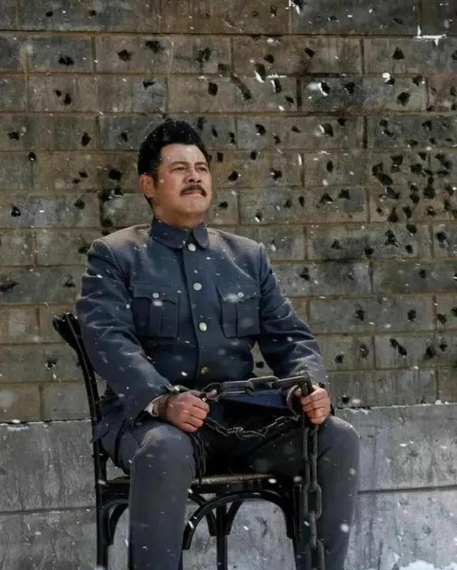 吉鸿昌牺牲后，妻子胡红霞卖掉房子赎回遗体，却发现衣服口袋里有一张小纸条，上面写着