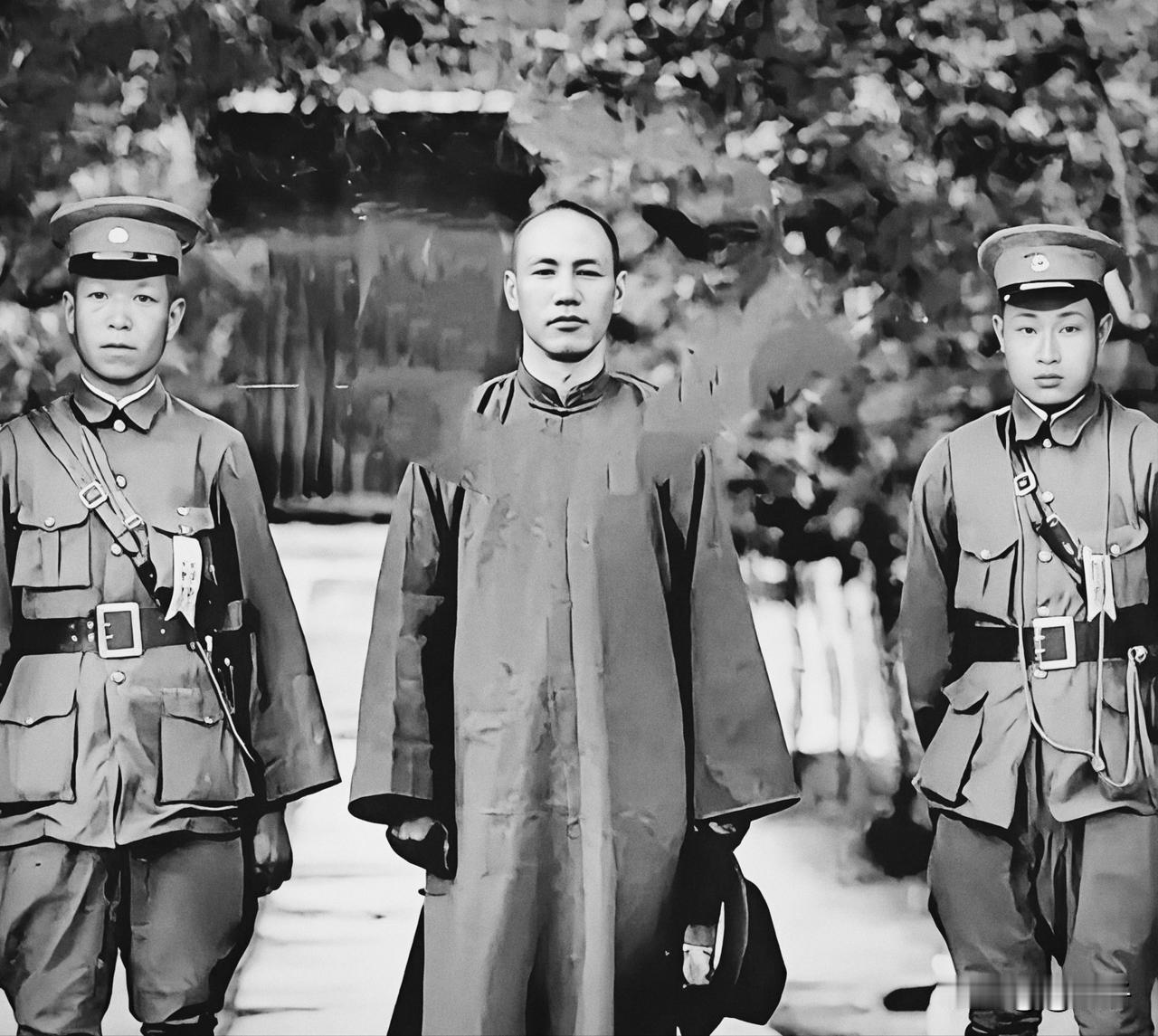 这张照片摄于1927年，拍摄地点是南京明孝陵。照片中央的人物是蒋介石，当时他刚满