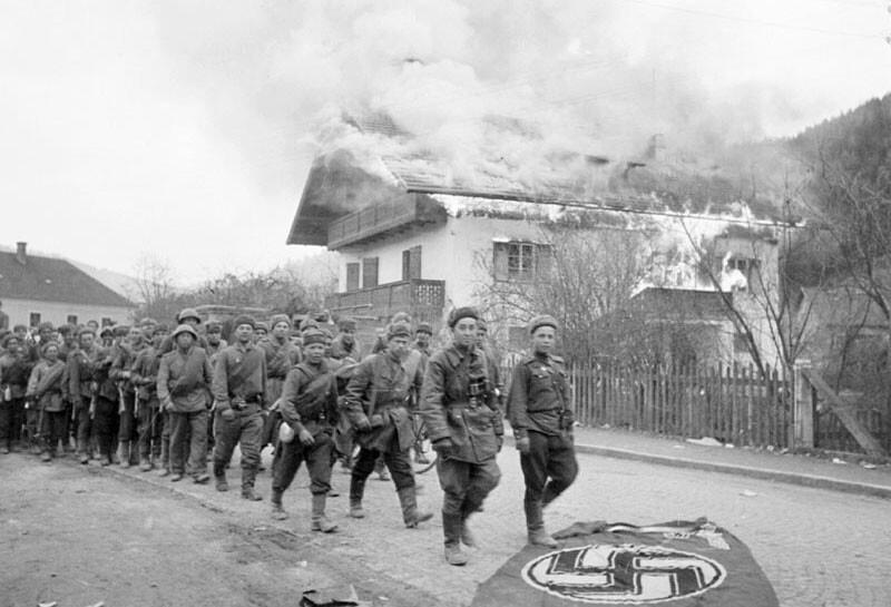 1945 年 3 月 30 日，奥地利。在维也纳近郊的基希施拉格，一队苏联士兵从