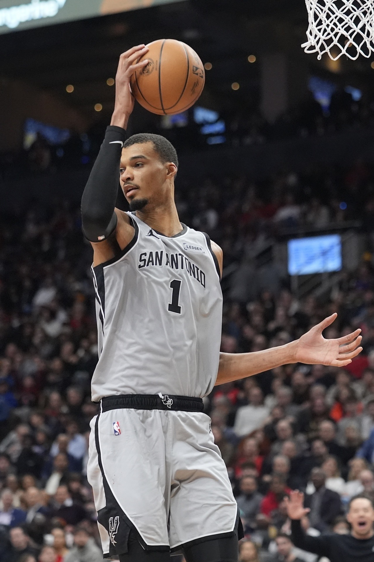 文班亚马谈负荷管理：我信任医疗团队 但只要我上场就会全力以赴记者：从精力的角度来